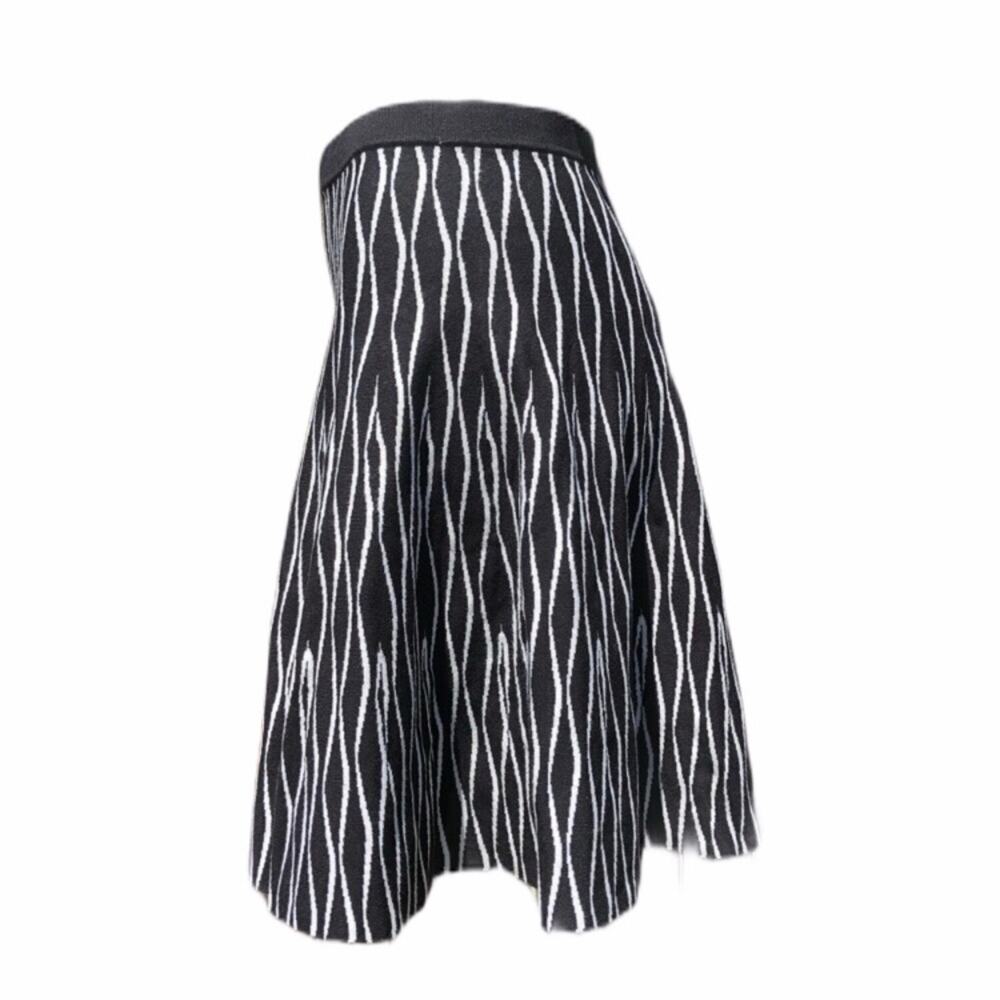 Context Lord & Taylor black white geometric design knit short skirt size Medium - Picture 2 of 5
